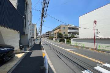 敷地西側の前面道路