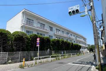 上馬マンション（弦巻2丁目）の外観（南側から）