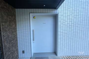 駐輪場の出入口（オートロック付き）