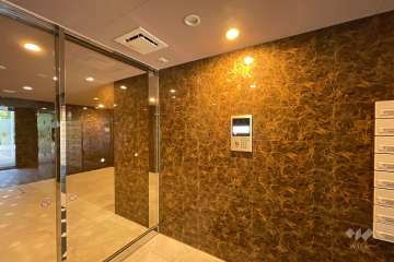 エントランスはオートロック付きです。