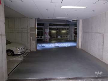 地階にある敷地内駐車場（機械式）