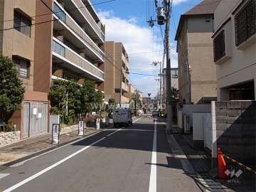敷地南側の前面道路。周辺は区画の整った静かな住宅地です。