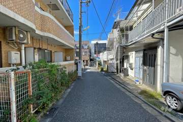 敷地北側の前面道路（東側から）