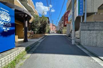 敷地南西側の前面道路（北西側から）