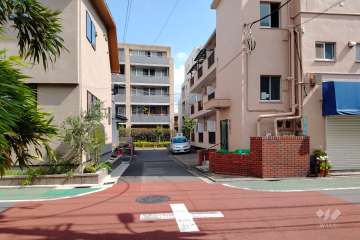 敷地西側の前面道路