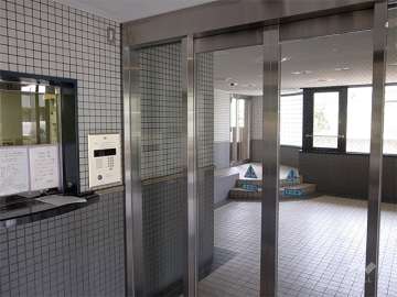 エントランスはオートロック付きです。