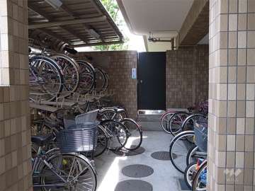 エントランス横にある駐輪場