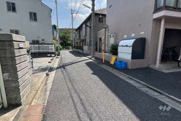 敷地北側の前面道路(北西側から)