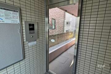 エントランスはオートロック付きです。