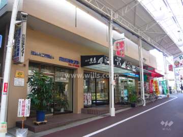 商店街に面して、棟内1階に店舗部分があります。