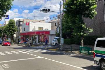 敷地北側の前面道路（西側から）
