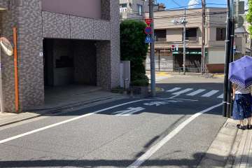 敷地東側の前面道路（南側から）