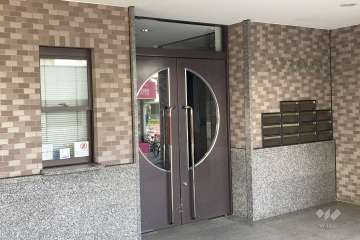 エントランスはオートロック付きです。