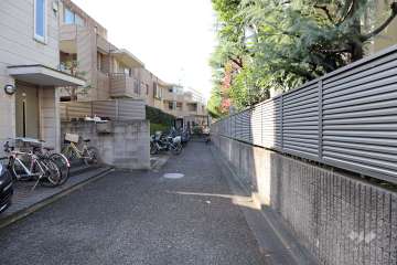 敷地南側の前面道路（東側から）