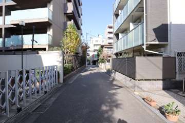 敷地東側の前面道路（南側から）