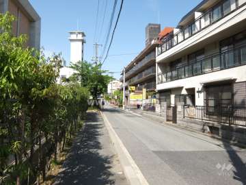 敷地南側の前面道路（東側から）
