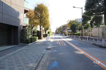 敷地西側の前面道路