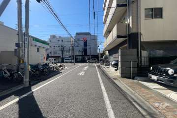 敷地東側の前面道路（北側から）