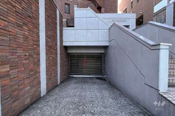 駐車場の出入り口（リングシャッター付き）