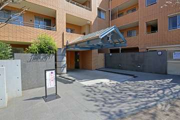 エントランスはオートロック付きです。