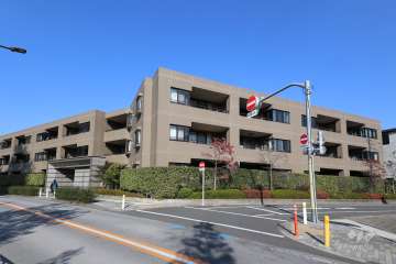 ライオンズマンション馬事公苑パークサイドの外観（南側から）