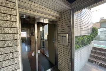 エントランスはオートロック付きです。