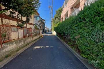敷地南側の前面道路（東側から）