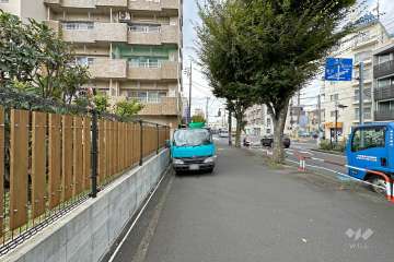 敷地北側の前面道路（東側から）