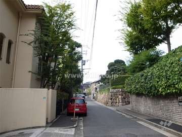 周辺は緑豊かで区画の整った住宅地です。