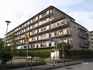 ファミリープラザ宝塚D棟の外観（南東側から）