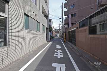 敷地北側の前面道路（西側から）