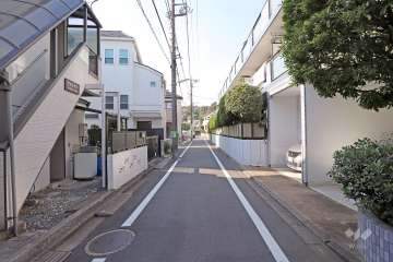 敷地南側の前面道路（東側から）