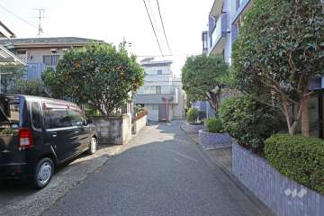 敷地東側の前面道路（北側から）