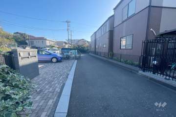 敷地北側の前面道路（西側から）
