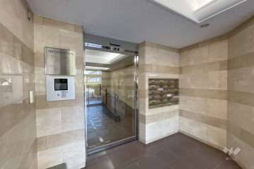 エントランスはオートロック付きです。　