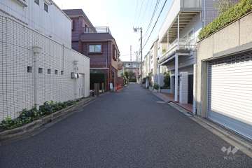 敷地北側の前面道路（東側から）
