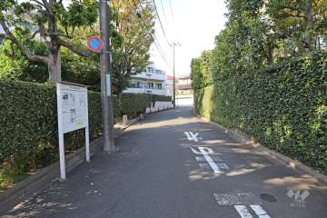 敷地東側の前面道路（南側から）