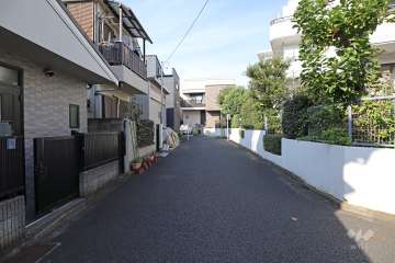 敷地西側の前面道路（南側から）
