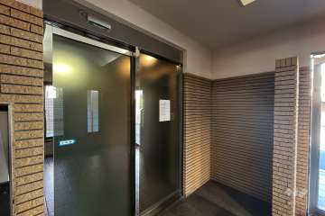 エントランスはオートロック付きです。