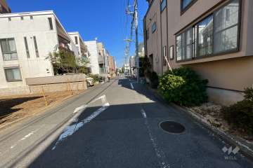 敷地西側の前面道路（南側から）