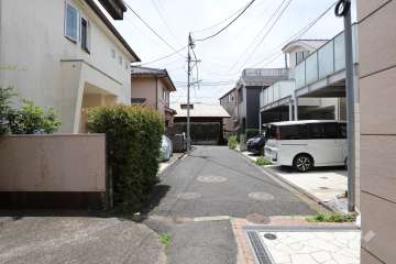 敷地の南西側前面道路（北東側から）