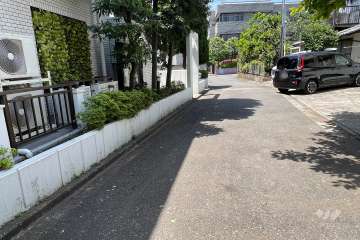 敷地北側の前面道路(東側から)