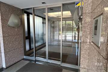 エントランスはオートロック付きです。