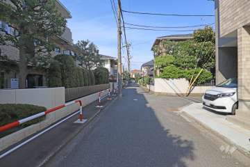 敷地東側の前面道路（南側から）