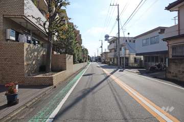 敷地西側の前面道路（北側から）