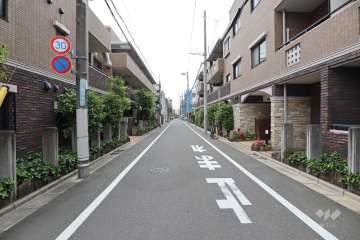 敷地北西側の前面道路