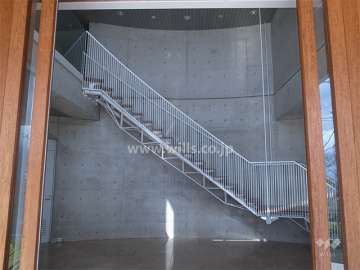 エントランスホールは二層吹き抜けになっています。