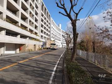 敷地南側の前面道路。二車線のバス通りで、目の前にバス停があります。