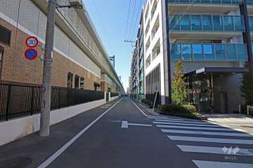 敷地南東側の前面道路(北東側から)