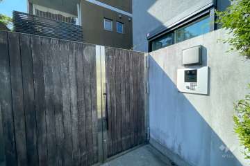 エントランスはオートロック付きです。